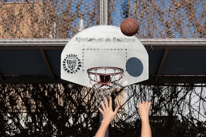 Pistas de basquet en la Plaza Pompeu Fabra.