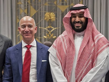 Una foto proporcionada por Arabia Saudí muestra al príncipe heredero, Mohamed bin Salman, junto al fundador de Amazon, Jeff Bezos, en Riad en noviembre de 2016.