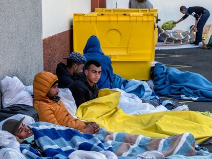 Migrantes acampan fuera del campo oficial Canarias 50, en Las Palmas, este sábado.