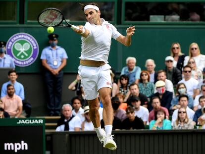 Federer golpea en suspensión durante un partido de la última edición de Wimbledon, en julio.