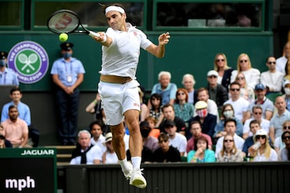 Federer golpea en suspensión durante un partido de la última edición de Wimbledon, en julio.