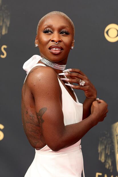 Otra nominada, Cynthia Erivo (por su papel en Genius: Aretha), apostó por un vestido de corte sirena rematado con plumas de Louis Vuitton, que combinó con una manicura a juego en tonos blancos. La londinense eligió lucir una versión extrema de la clásica manicura francesa, con algunas uñas adornadas con dibujos, y posó mostrándolas a los fotógrafos.