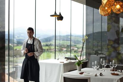 Eneko Atxa en su restaurante Azurmendi, tres estrellas Michelin. El chef lidera desde su restaurante en el barrio Legina de Larrabetzu el cambio gastronómico en Bilbao.