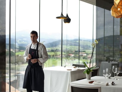 Eneko Atxa en su restaurante Azurmendi, tres estrellas Michelin. El chef lidera desde su restaurante en el barrio Legina de Larrabetzu el cambio gastronómico en Bilbao.