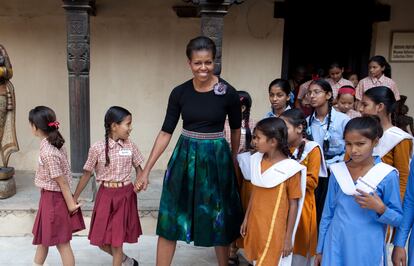 Michelle Obama, em Nova Déli, com meninas participantes do seu projeto Deixemos que as Meninas Aprendam, em 2010.  A ex-primeira-dama já reconheceu que sofreu da síndrome.