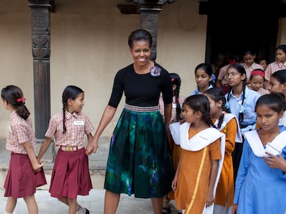 Michelle Obama, em Nova Déli, com meninas participantes do seu projeto Deixemos que as Meninas Aprendam, em 2010.  A ex-primeira-dama já reconheceu que sofreu da síndrome.