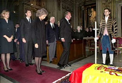 La familia real, en la Iglesia Nacional Española de Santiago y Montserrat en Roma, durante el funeral.