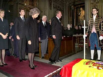 La familia real, en la Iglesia Nacional Española de Santiago y Montserrat en Roma, durante el funeral.
