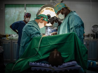 Operación en el hospital San José de Monrovia, Liberia, con los doctores José Rubio, Thomas S. Kettor  y  José Luis Casbas.