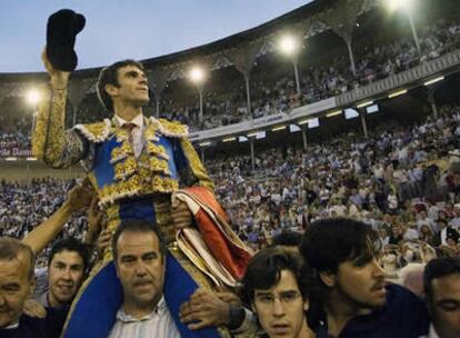 José Tomás saliendo a hombros por la puerta de la Monumental de Barcelona, en una imagen de archivo