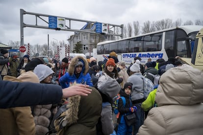 La confusión en los puntos fronterizos, con cientos de personas ateridas de frío deseosas de tomar un transporte a un lugar seguro, ha sido calificada por ACNUR como "el ensueño de los traficantes".