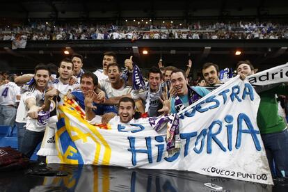 Seguidores del Real Madrid festejan la consecuci&oacute;n del 10&ordf; Copa de Europa en el Santiago Bernab&eacute;u.