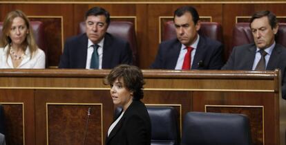 La vicepresidenta del Gobierno, Soraya S&aacute;enz de Santamar&iacute;a, ante diputados del PP en el Congreso