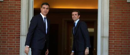 El presidente del Gobierno, Pedro Sánchez, (izquierda) junto al líder del PP, Pedro Casado.