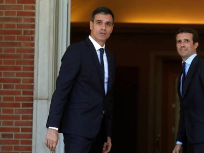 El presidente del Gobierno, Pedro S&aacute;nchez, (izquierda) junto al l&iacute;der del PP, Pedro Casado.