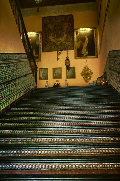 Escalera principal, con azulejos trianeros del siglo XVI, que da acceso a las habitaciones privadas del duque.