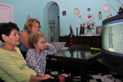 Dos mujeres y un niño miran, en horario de máximo audiencia, la serie 'El que debe vivir', emitida en la cadena estatal.