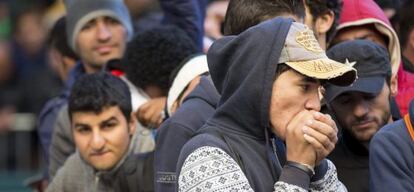 Un grupo de refugiados busca alojamiento en Berlín, este martes.