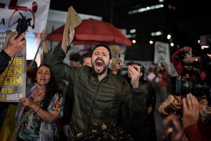 Detractores de Uribe celebran la condena al exmandatario colombiano, afuera de los juzgados de Paloquemao, este lunes.
