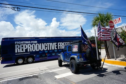 Simpatizantes de Donald Trump siguen un camión de la campaña de Kamala Harris por la libertad reproductiva, en Boynton Beach, Florida, en septiembre pasado. 