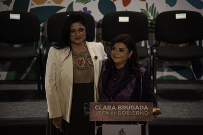 Alejandra Frausto, próxima secretaria de Turismo de la capital y Clara Brugada, este lunes en Ciudad de México.