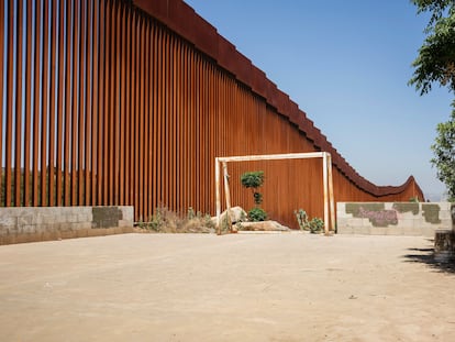 Una portera de futbol normaliza en apariencia la presencia del muro fronterizo entre EE UU y Mxico, en Tecate, Baja California, Mxico.