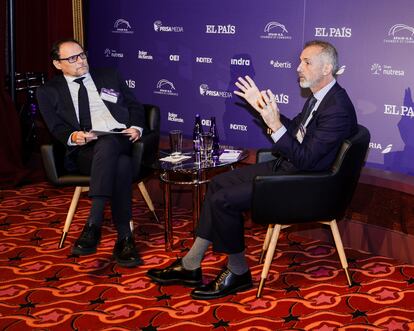 Jan Martínez Ahrens, director de EL PAÍS América (izquierda), en conversación con Marc Murtra, presidente de Indra.