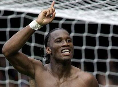 Didier Drogba celebra un gol en la primera jornada liguera de la Premier.