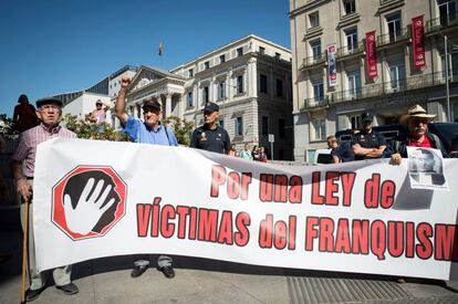 Manifestantes de colectivos de la memoria histórica durante la concentración convocada frente al congreso para exigir que los restos de Franco salgan del Valle de los Caídos.