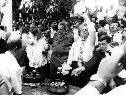 Manuel Fraga y Fidel Castro preparan una queimada en Láncara (Lugo), en 1992 durante su visita a Galicia.