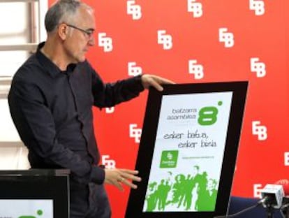 El portavoz madracista, José Navas, ayer durante la presentación en la sede de EB en Bilbao.