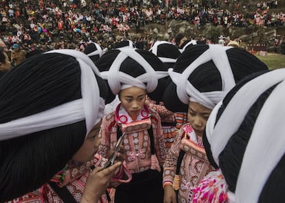 Pero la pequeña comunidad de Long Horn Miao cuenta sólo con unas 5000 personas que viven en 12 aldeas, cuyas antiguas tradiciones, idioma y cultura están desapareciendo. En la imagen, niñas de la minoría Long Horn Miao se reúnen para una celebración, en Longga (China).