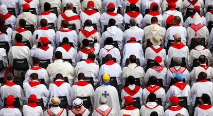 Sacerdotes asisten en junio a una misa del Papa en el Vaticano. 