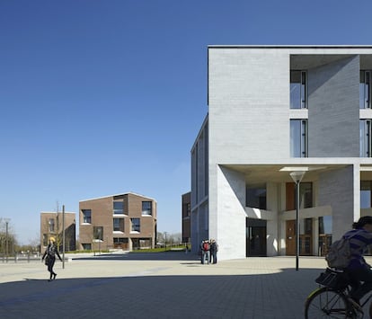 <strong>Facultad de Medicina de la Universidad de Limerick (Irlanda)</strong>. Conectada al campus preexistente por un puente peatonal, la nueva facultad incluye una serie de tres residencias de ladrillo rojo, también diseñadas por las arquitectas, así como un espacio público abierto destinado a servir como un nuevo punto focal. |