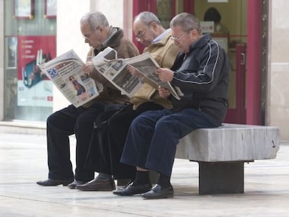 Un grupo de ancianos lee el peri&oacute;dico