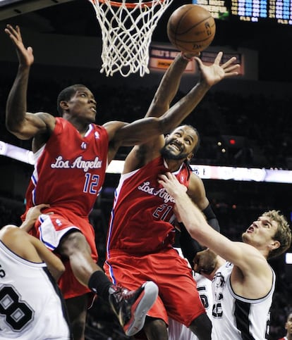 Eric Bledsoe (izq) y Ronny Turiaf, de Los Angeles Clippers, pelean por el rebote con Tiago Splitter, de San Antonio Spurs.