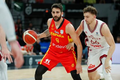 Ricky Rubio en acción durante el partido de España ante Letonia.