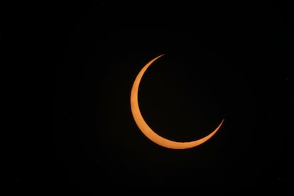 Un eclipse solar anular visto desde el desierto de la Tatacoa, Colombia.