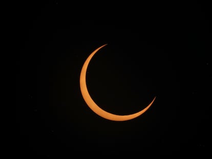 Un eclipse solar anular visto desde el desierto de la Tatacoa, Colombia.