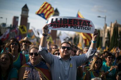 Un manifestante sostiene una pancarta que pide la libertad a los políticos presos en Barcelona.