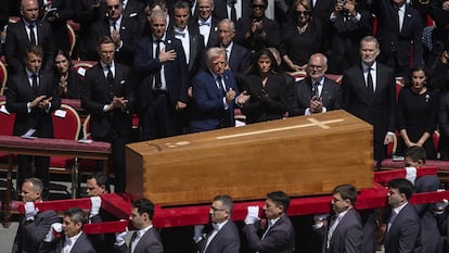 El féretro de Papa Francisco es transportado ante la mirada de los presidentes de Francia, Emmanuel Macron, Finlandia, Alexander Stubb y Estados Unidos, Donald Trump, ayer en Roma.