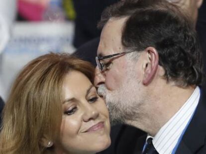 El presidente del PP, Mariano Rajoy, besa a la secretaria general del partido, Mar&iacute;a Dolores de Cospedal