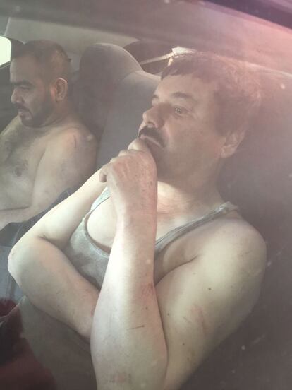 Primera imagen de El Chapo tras ser detenido ayer en la localidad de Los Mochis, tras huir por las alcantarillas y robar un coche.