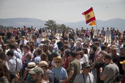 Varios centenares de personas han acudido al Valle de los Caídos para protestar contra la intención del Gobierno de exhumar los restos del dictador Francisco Franco, a la que instó el pasado mes de mayo en una votación el Congreso.