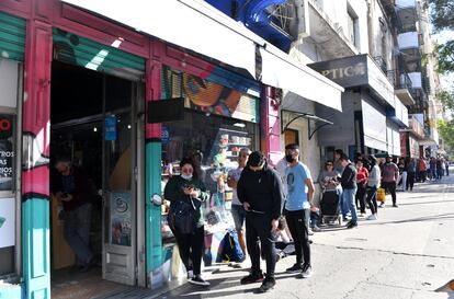La gente hace fila frente a un kiosco del barrio de Boedo que vende figuritas del Mundial, el 13 de septiembre de 2022.