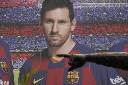 Vista de la estatua dedicada a Johan Cruyff con un cartel publicitario en el Camp Nou.