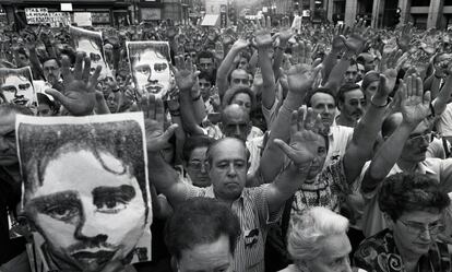 Retratos de Miguel Ángel Blanco, en la manifestación en Madrid tras la muerte del concejal del PP de Ermua en julio de 1997. 