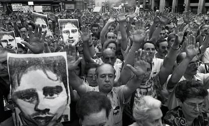 Retratos de Miguel Ángel Blanco, en la manifestación en Madrid tras la muerte del concejal del PP de Ermua en julio de 1997.
