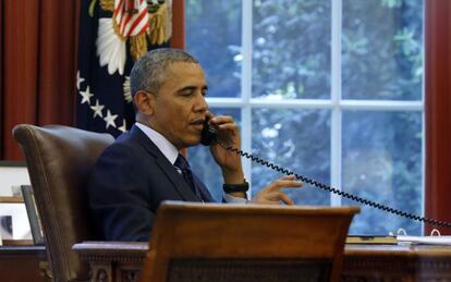 O presidente Obama durante uma conferência telefônica antes de partir.