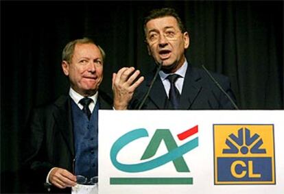 Los presidentes de Crédit Agricole, René Carron (en primer plano), y de Crédit Lyonnais, Jean Peyrelevade, ayer.